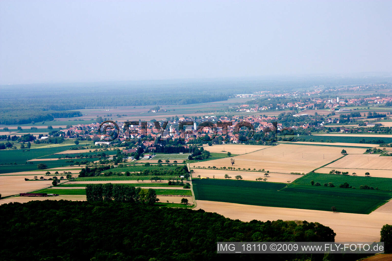 Schrägluftbild von Hatten (Elsass) im Bundesland Bas-Rhin, Frankreich