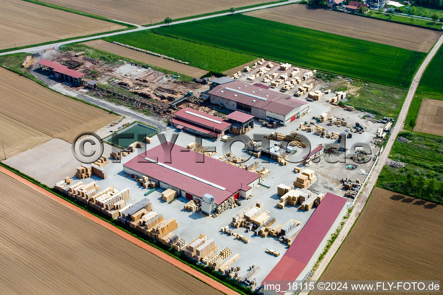 Luftbild von Gebäude und Produktionshallen auf dem Werksgelände Sägewerk Scierie et Paletterie KOCHER in Niederrœdern in Grand Est im Bundesland Bas-Rhin, Frankreich