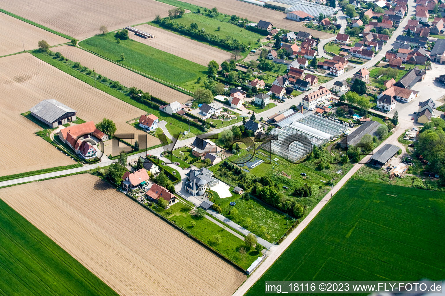 Drohnenbild von Niederrœdern im Bundesland Bas-Rhin, Frankreich