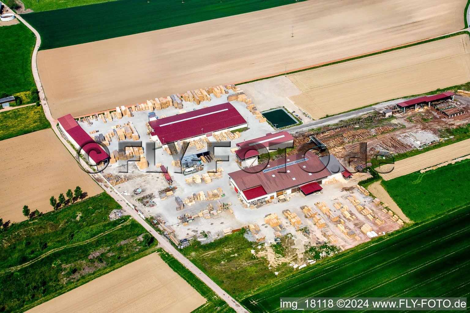 Luftaufnahme von Gebäude und Produktionshallen auf dem Werksgelände Sägewerk Scierie et Paletterie KOCHER in Niederrœdern in Grand Est im Bundesland Bas-Rhin, Frankreich