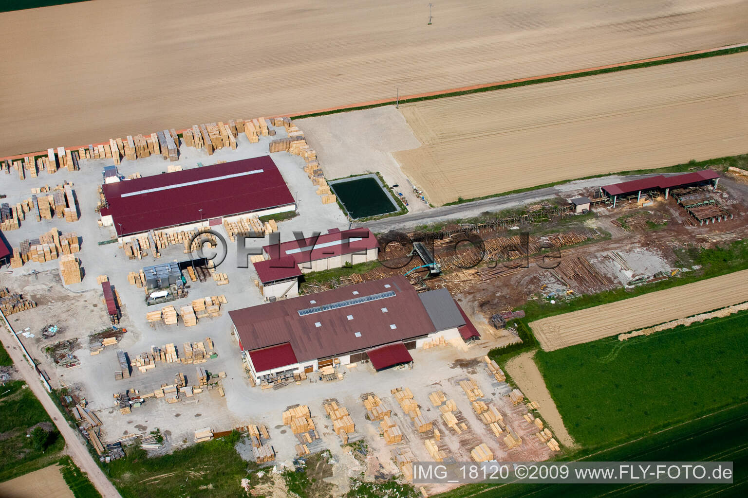 Niederrœdern im Bundesland Bas-Rhin, Frankreich von der Drohne aus gesehen