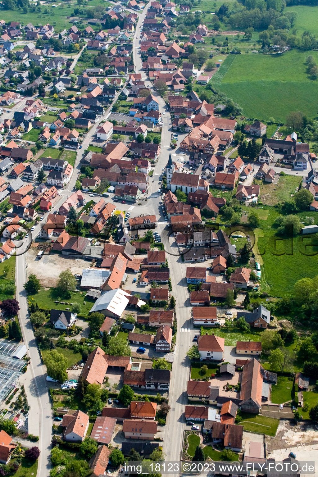 Schrägluftbild von Niederrœdern im Bundesland Bas-Rhin, Frankreich