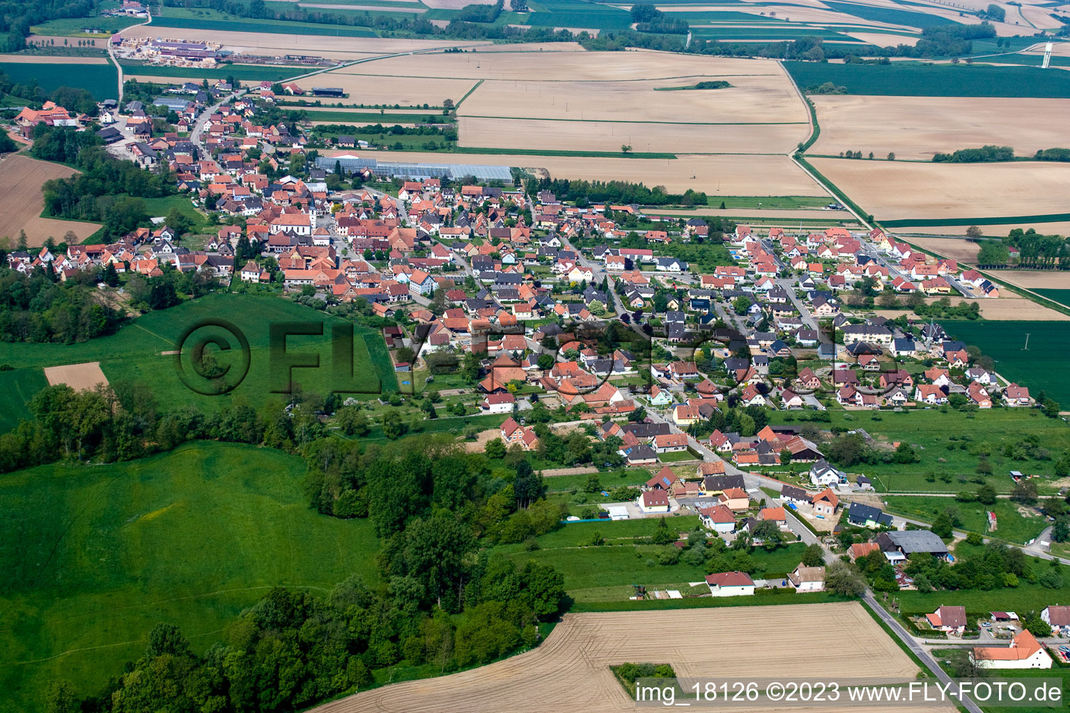 Niederrœdern im Bundesland Bas-Rhin, Frankreich von oben gesehen