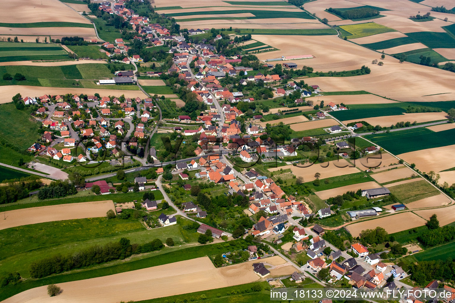 Schrägluftbild von Neewiller-près-Lauterbourg im Bundesland Bas-Rhin, Frankreich