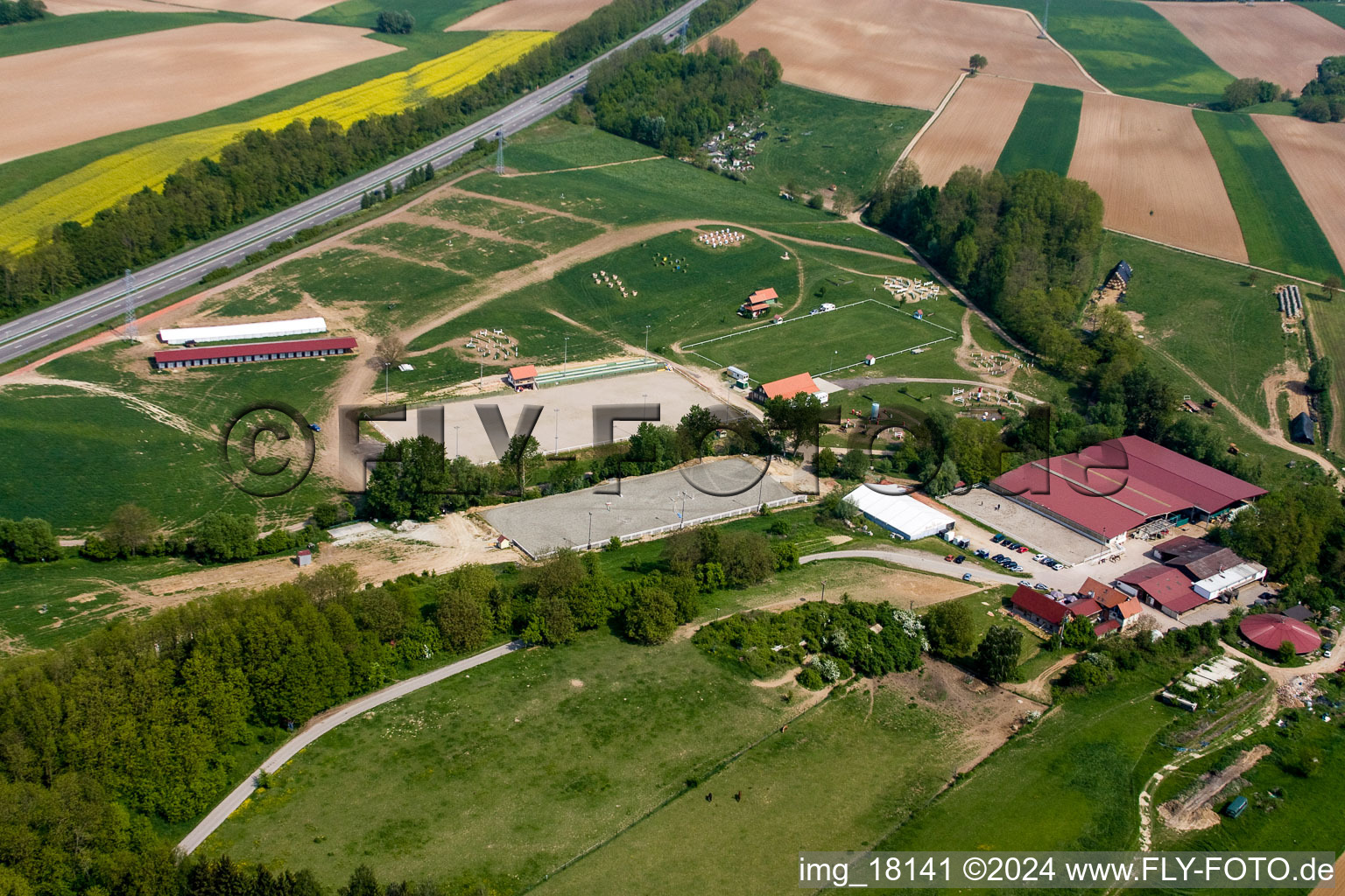 Haras de la Née in Neewiller-près-Lauterbourg im Bundesland Bas-Rhin, Frankreich aus der Luft