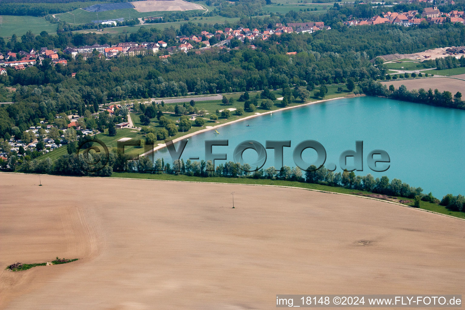 Uferbereiche am Sandstrand des Freibades Aquapark Alsace in Lauterbourg in Grand Est im Bundesland Bas-Rhin, Frankreich