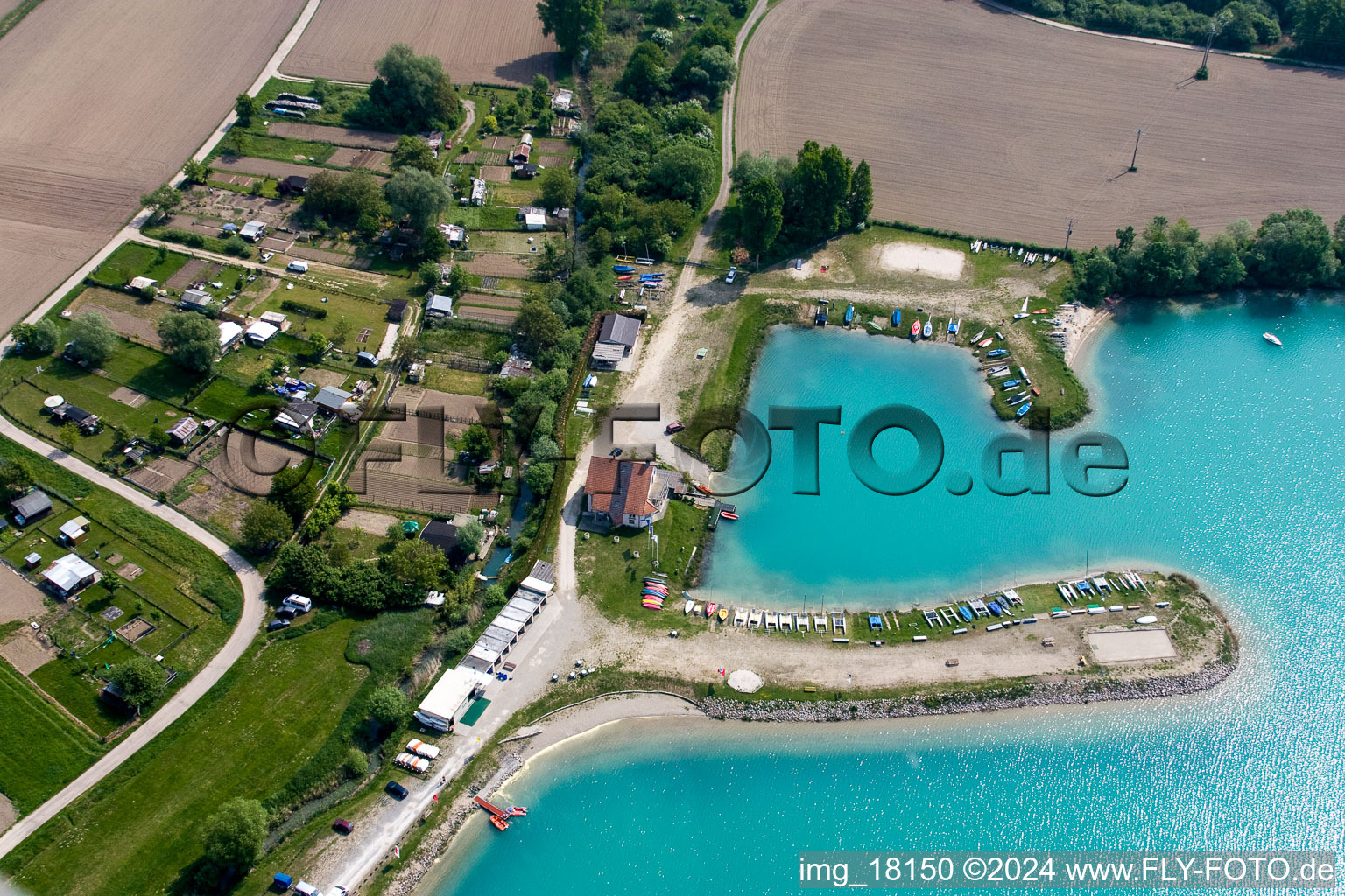 Luftbild von Uferbereiche am Sandstrand des Freibades Aquapark Alsace in Lauterbourg in Grand Est im Bundesland Bas-Rhin, Frankreich