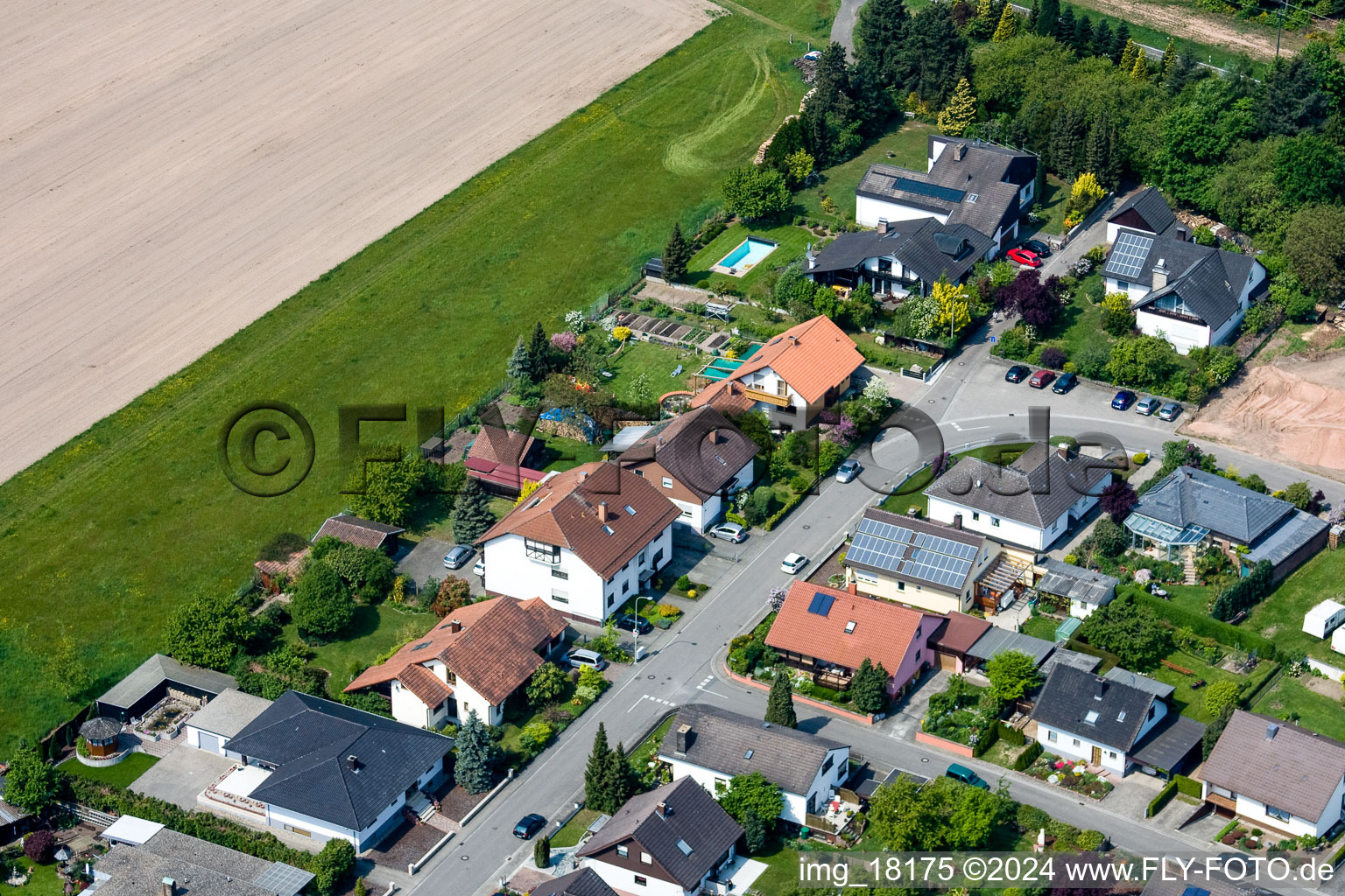 Berg im Bundesland Rheinland-Pfalz, Deutschland von einer Drohne aus