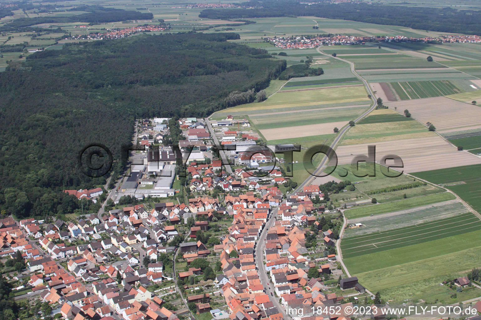Drohnenbild von Hatzenbühl im Bundesland Rheinland-Pfalz, Deutschland