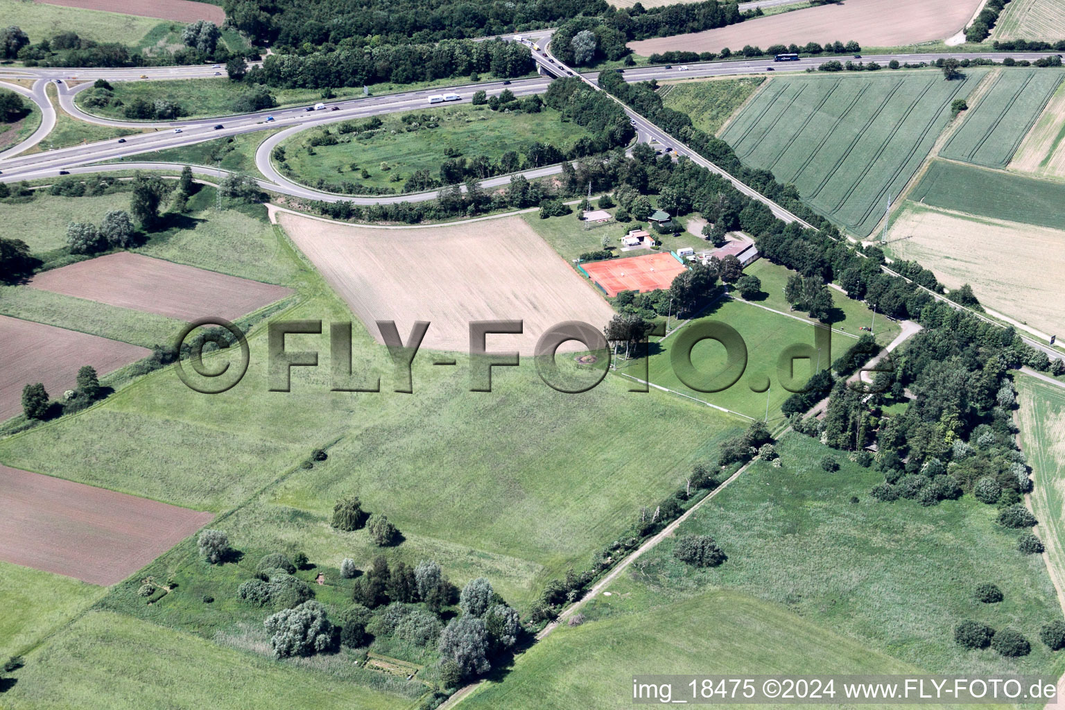 Luftbild von Sportplatz in Erlenbach bei Kandel im Bundesland Rheinland-Pfalz, Deutschland