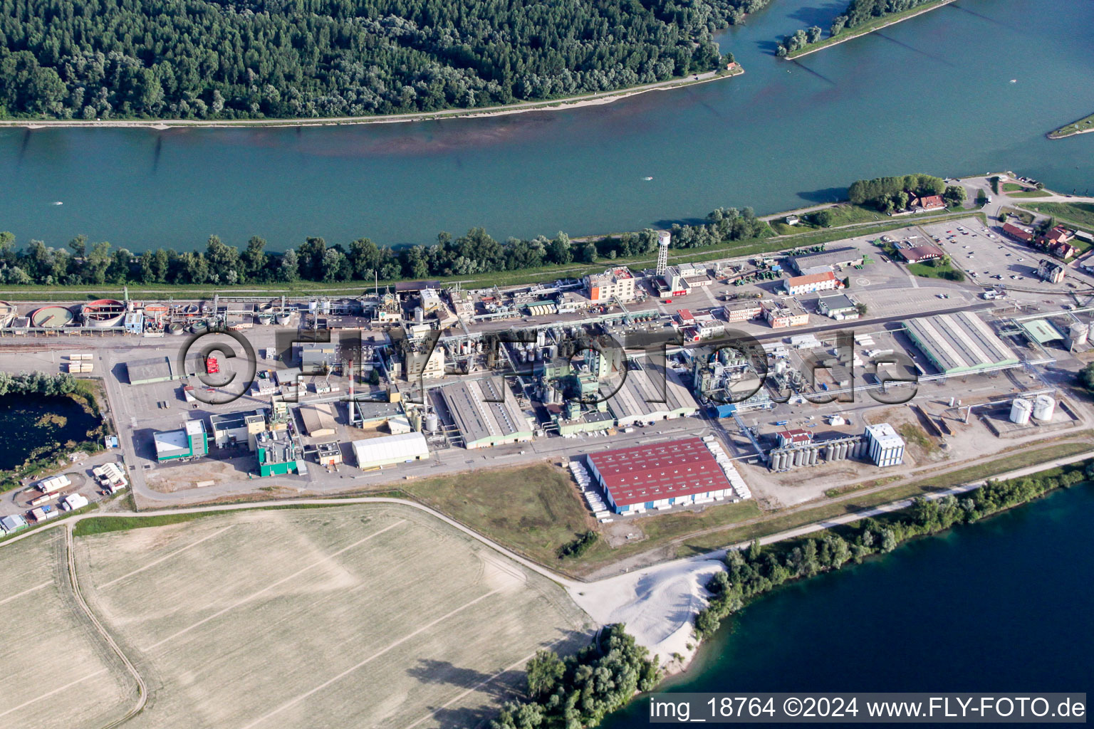 Gebäude und Produktionshallen auf dem Werksgelände des Chemieproduzenten DOW France S.A.S. am Rheinufer in Lauterbourg in Grand Est im Bundesland Bas-Rhin, Frankreich