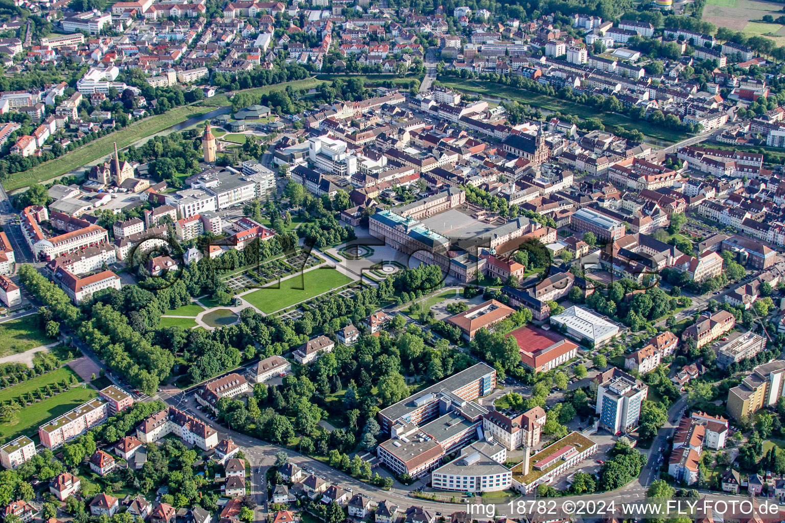 Schloßpark von Nordwesten in Rastatt im Bundesland Baden-Württemberg, Deutschland