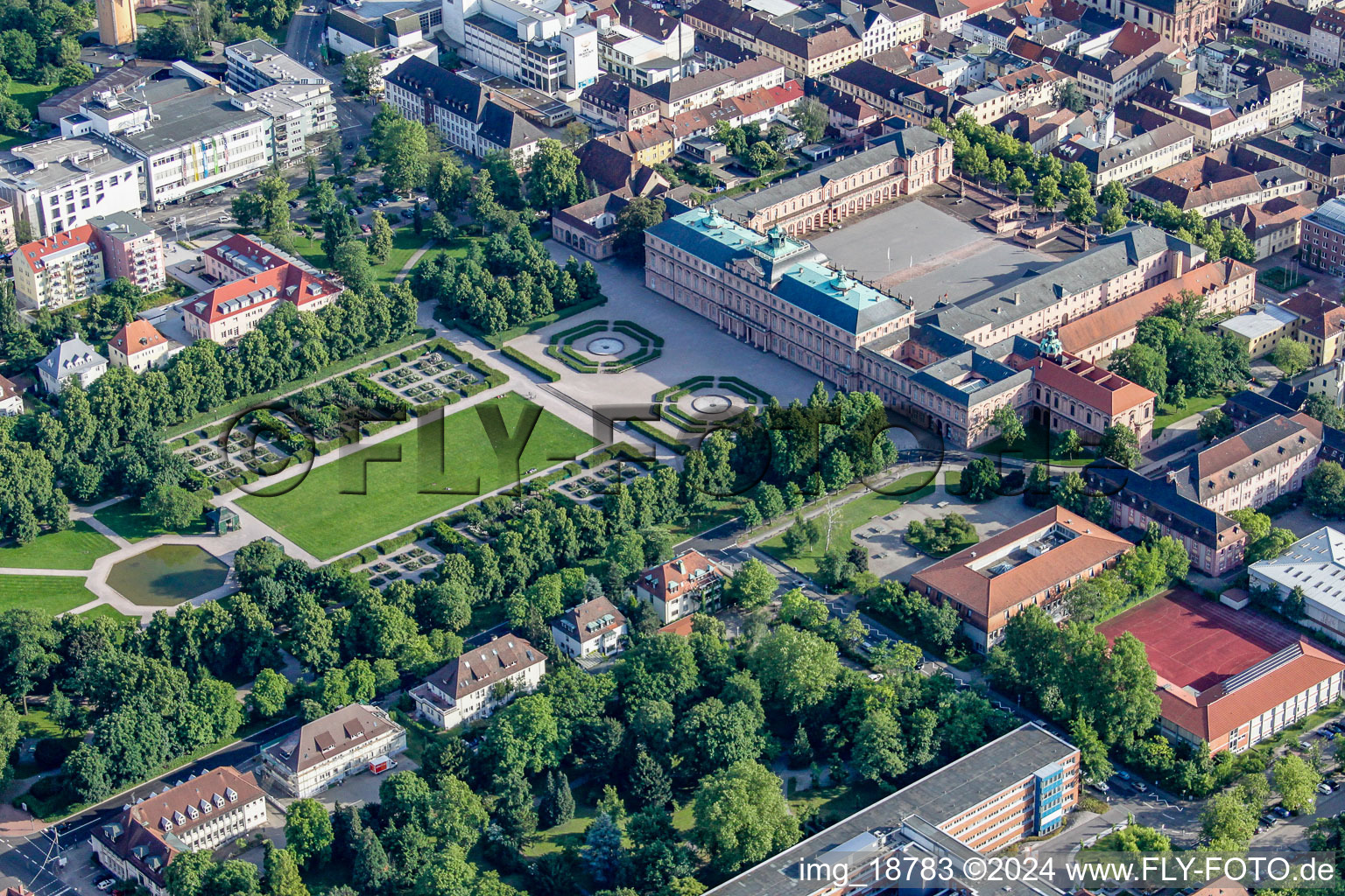 Luftbild von Palais des Schloss - Residenzschloss Rastatt an der Herrenstraße im Ortsteil Rastatt-Innenstadt in Rastatt im Bundesland Baden-Württemberg, Deutschland