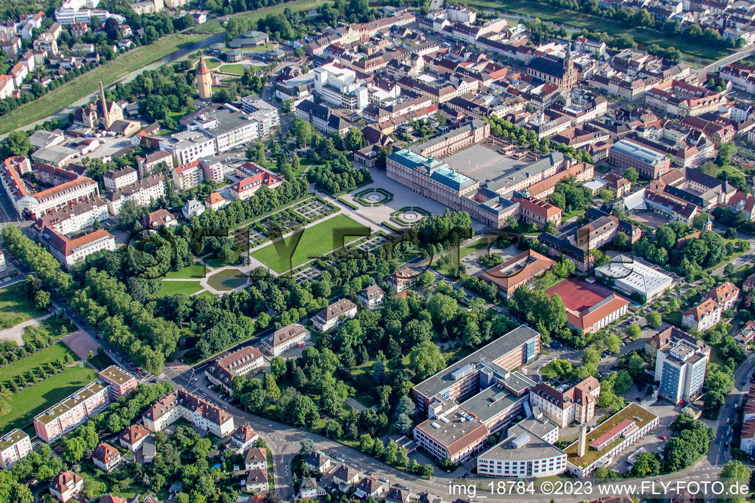 Klinikum und Schloßpark von Nordwesten in Rastatt im Bundesland Baden-Württemberg, Deutschland