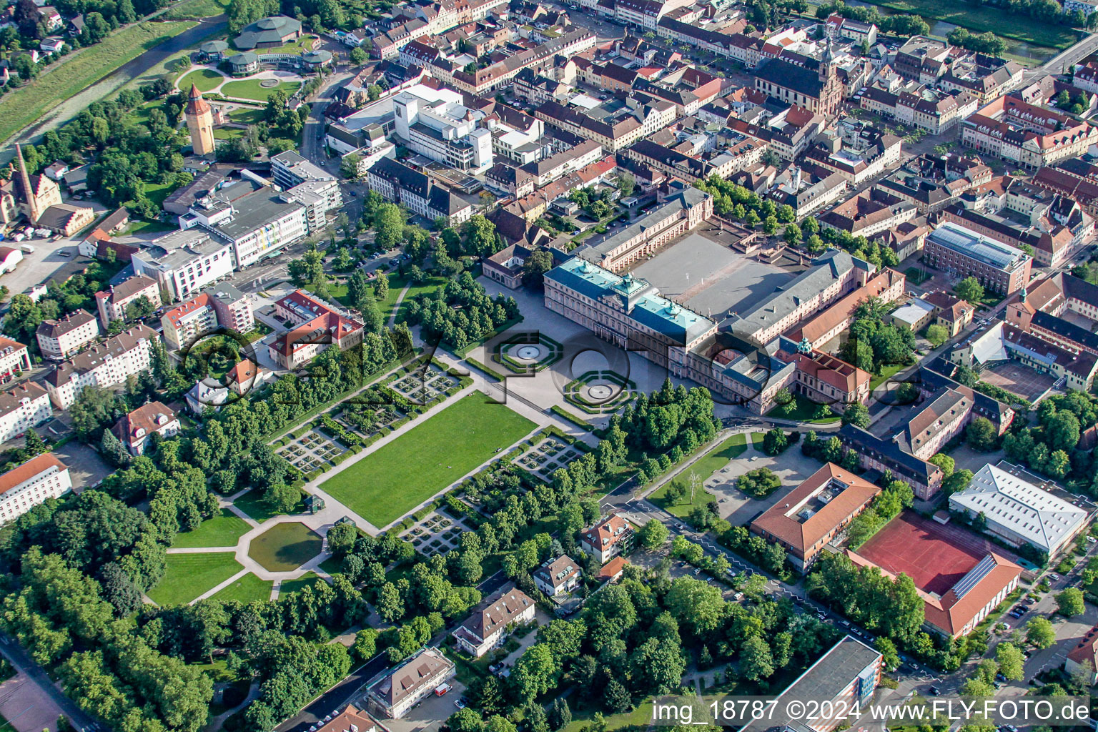 Luftaufnahme von Palais des Schloss - Residenzschloss Rastatt an der Herrenstraße im Ortsteil Rastatt-Innenstadt in Rastatt im Bundesland Baden-Württemberg, Deutschland