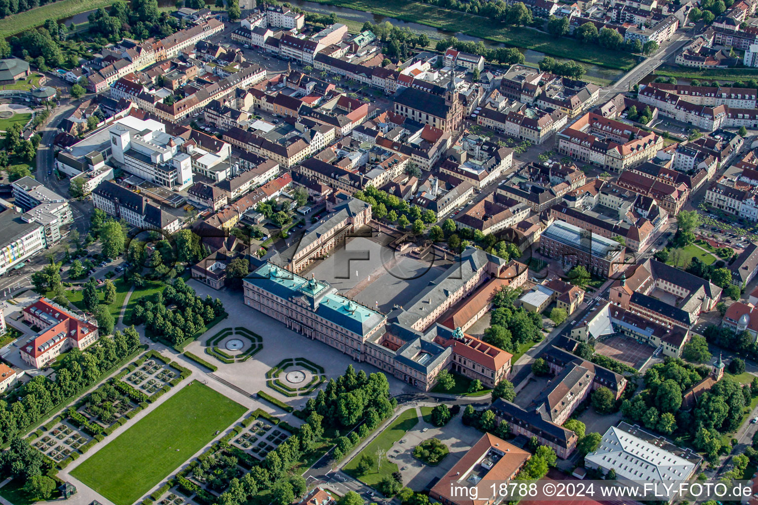 Innenstadt mit Schloß in Rastatt im Bundesland Baden-Württemberg, Deutschland