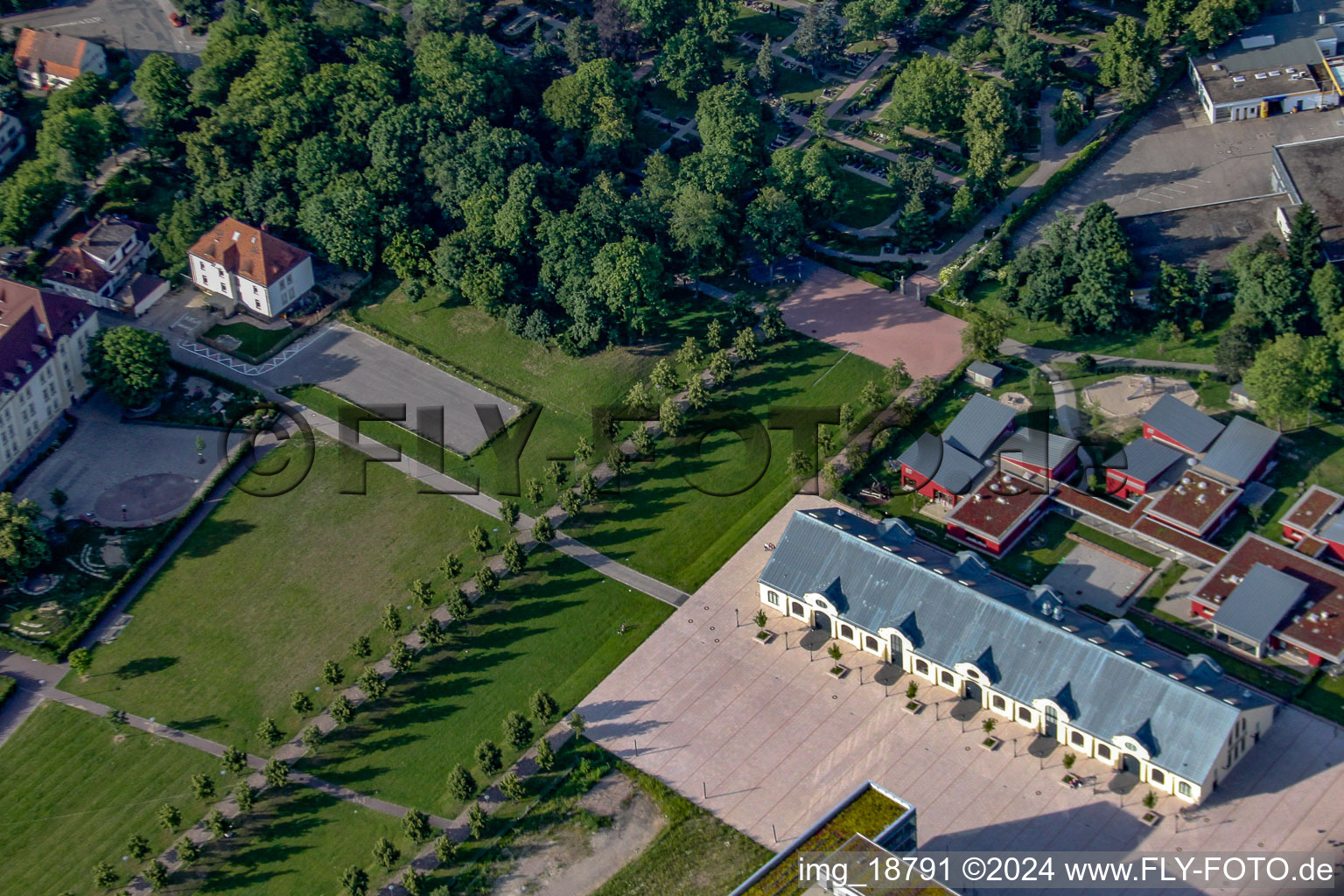 Schloßpark mit Reithalle in Rastatt im Bundesland Baden-Württemberg, Deutschland