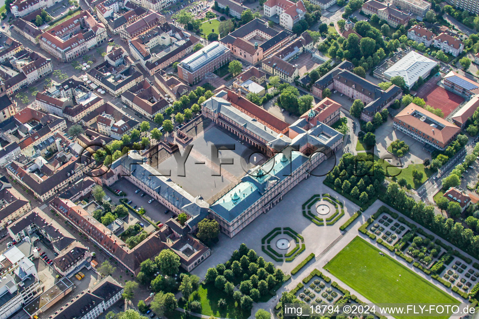 Schrägluftbild von Palais des Schloss - Residenzschloss Rastatt an der Herrenstraße im Ortsteil Rastatt-Innenstadt in Rastatt im Bundesland Baden-Württemberg, Deutschland