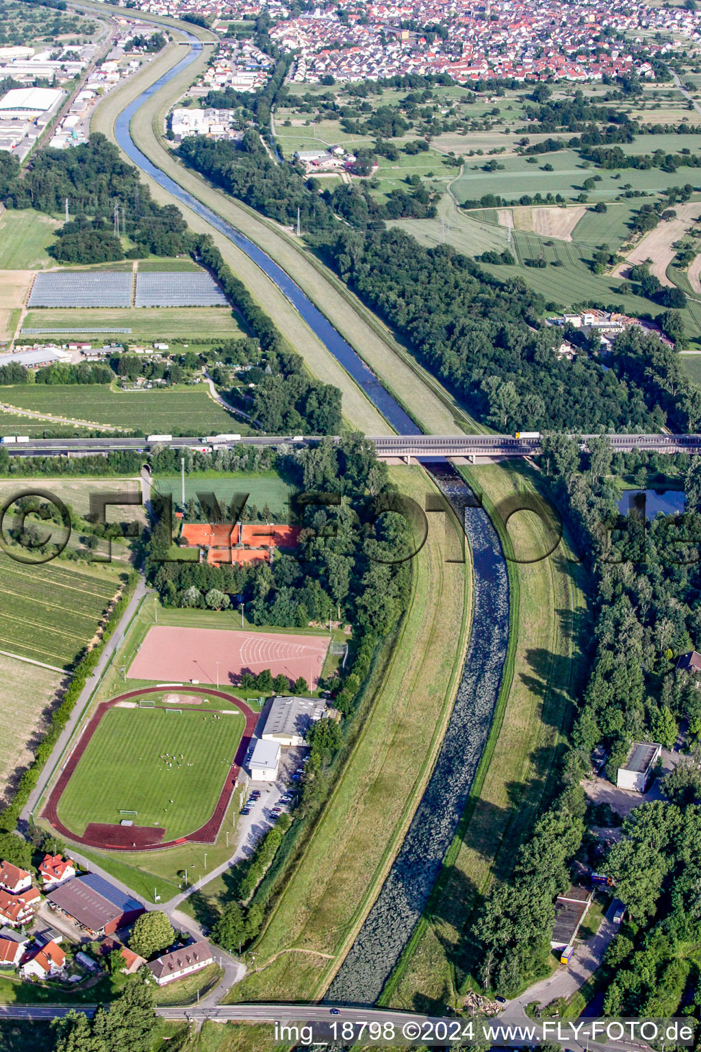 Uferbereiche des mit durch Hochwasser- Schutz- Damm verstärkten Flußbett- Verlaufes der Murg im Ortsteil Niederbühl in Rastatt im Bundesland Baden-Württemberg, Deutschland