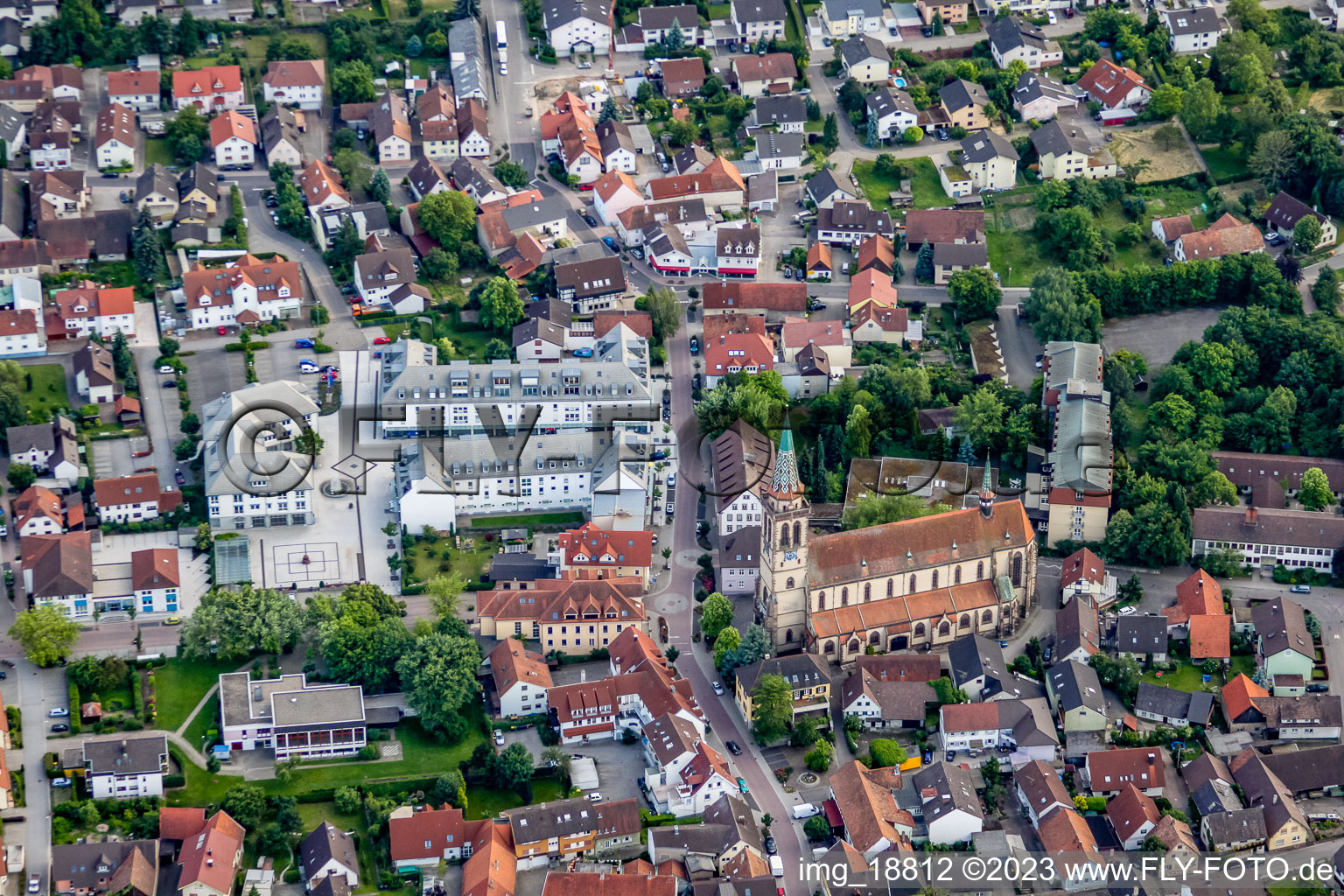 Luftaufnahme von Gemeindeverwaltung, St. Vinzenz, Hauptstr in Sinzheim im Bundesland Baden-Württemberg, Deutschland