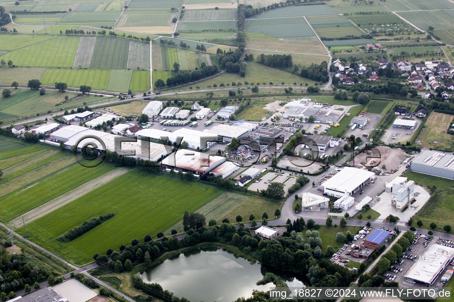 Gewerbegebiet und Firmenansiedlung der GMT Gummi-Metall-Technik GmbH im Ortsteil Vimbuch in Bühl im Bundesland Baden-Württemberg, Deutschland