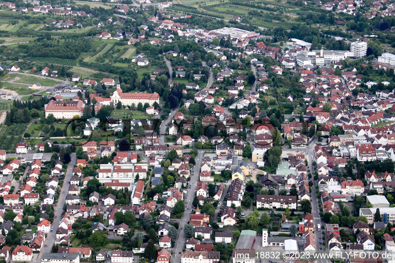 Ortsansicht der Straßen und Häuser der Wohngebiete in Bühl im Bundesland Baden-Württemberg, Deutschland