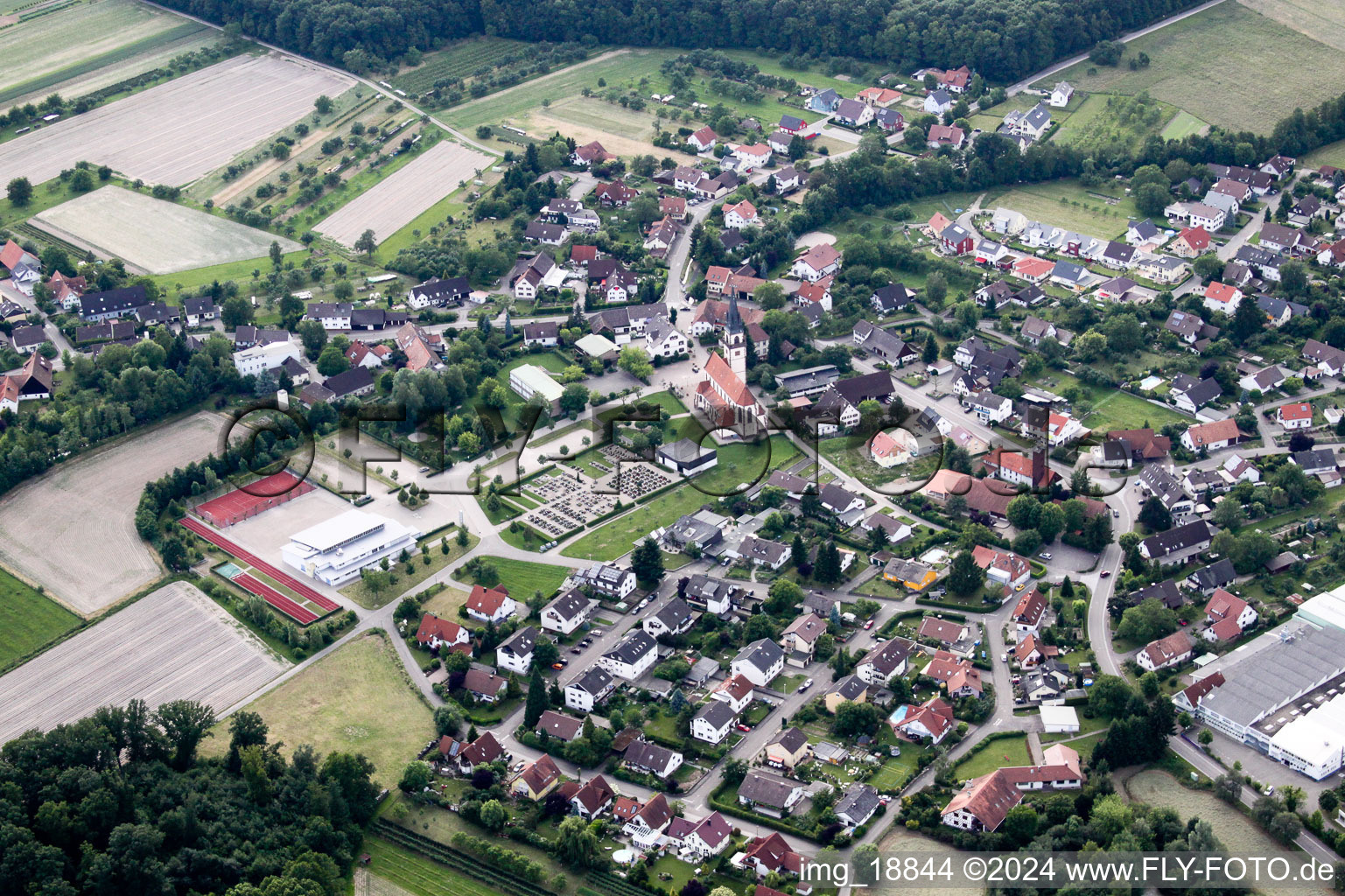 Ortsansicht der Straßen und Häuser der Wohngebiete im Ortsteil Großweier in Achern im Bundesland Baden-Württemberg, Deutschland