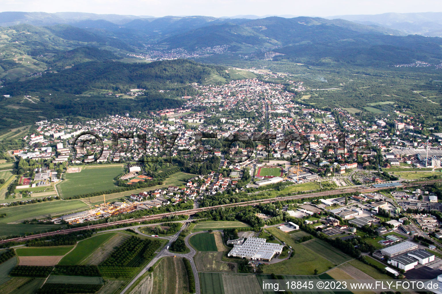 Gewerbegebiet und Firmenansiedlung an der B3 und Ortsansicht in Achern im Bundesland Baden-Württemberg, Deutschland