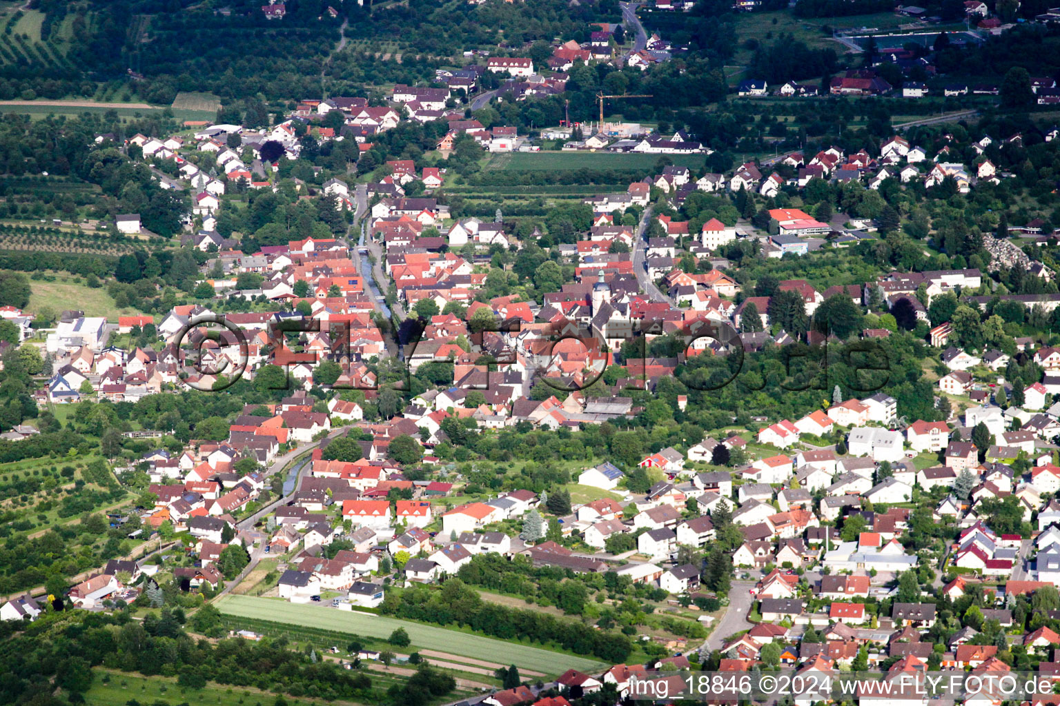 Ortsansicht der Straßen und Häuser der Wohngebiete im Ortsteil Sasbachried in Achern im Bundesland Baden-Württemberg, Deutschland