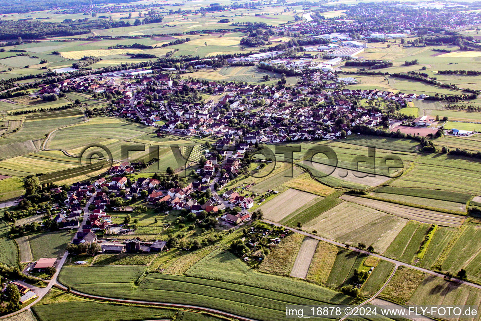 Dorf - Ansicht am Rande von landwirtschaftlichen Feldern und Nutzflächen im Ortsteil Sand in Willstätt im Bundesland Baden-Württemberg, Deutschland