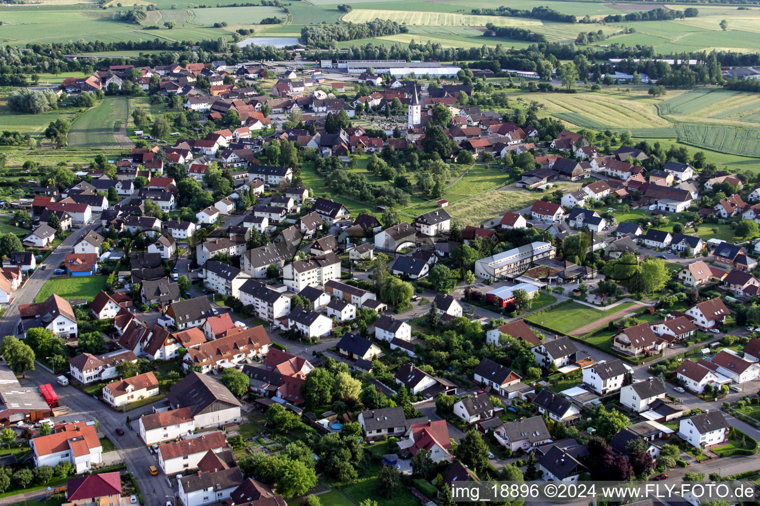 Luftbild von Dorf - Ansicht am Rande von landwirtschaftlichen Feldern und Nutzflächen im Ortsteil Sand in Willstätt im Bundesland Baden-Württemberg, Deutschland