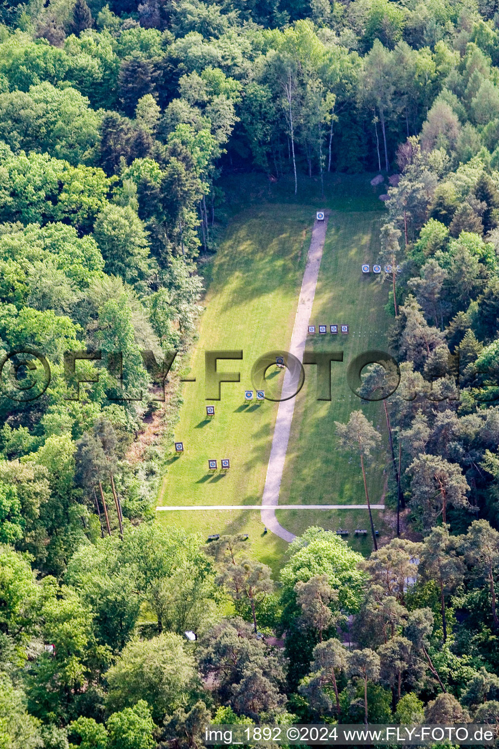 Übungs- Gelände des Schießplatzes des Bogenschützenvereins in einer Waldlichtung in Kandel im Bundesland Rheinland-Pfalz, Deutschland