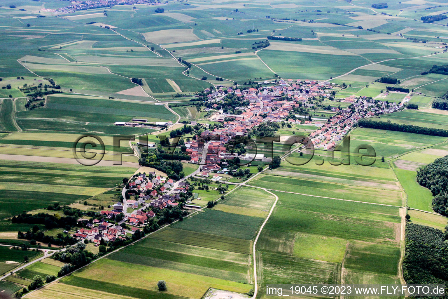 Schrägluftbild von Niederlauterbach im Bundesland Bas-Rhin, Frankreich