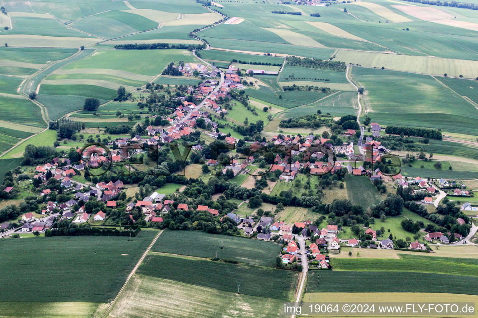 Dorf - Ansicht am Rande von landwirtschaftlichen Feldern und Nutzflächen in Eberbach-Seltz in Grand Est im Bundesland Bas-Rhin, Frankreich