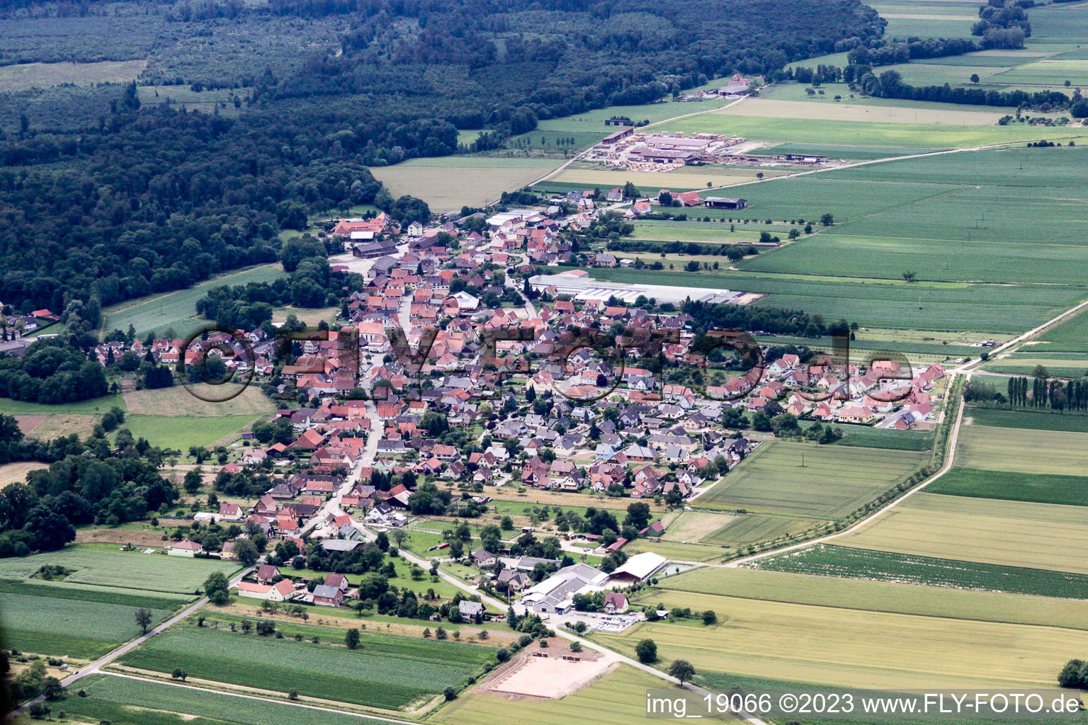 Niederrœdern im Bundesland Bas-Rhin, Frankreich aus der Luft betrachtet