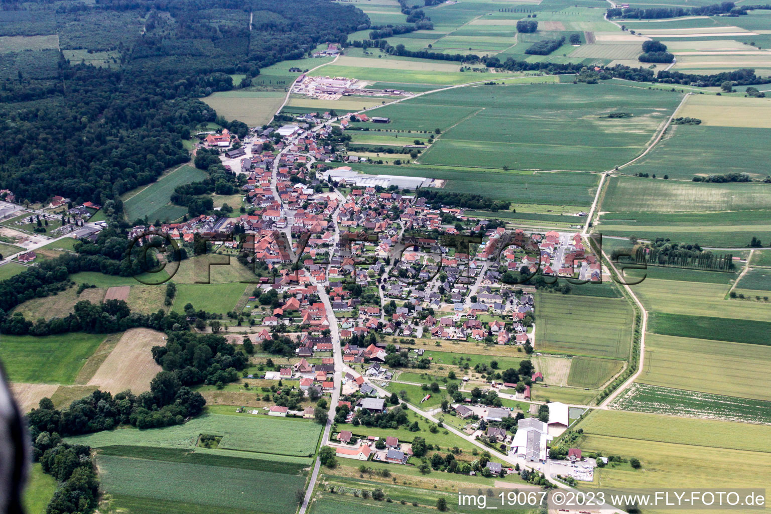 Drohnenaufname von Niederrœdern im Bundesland Bas-Rhin, Frankreich