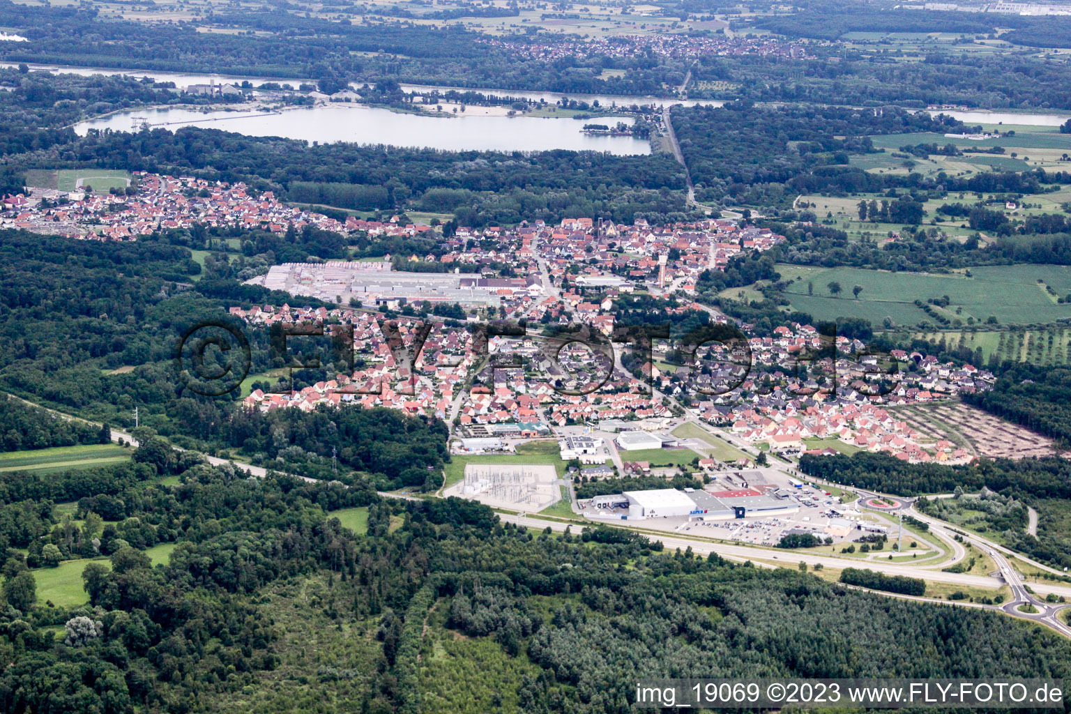 Seltz im Bundesland Bas-Rhin, Frankreich aus der Drohnenperspektive