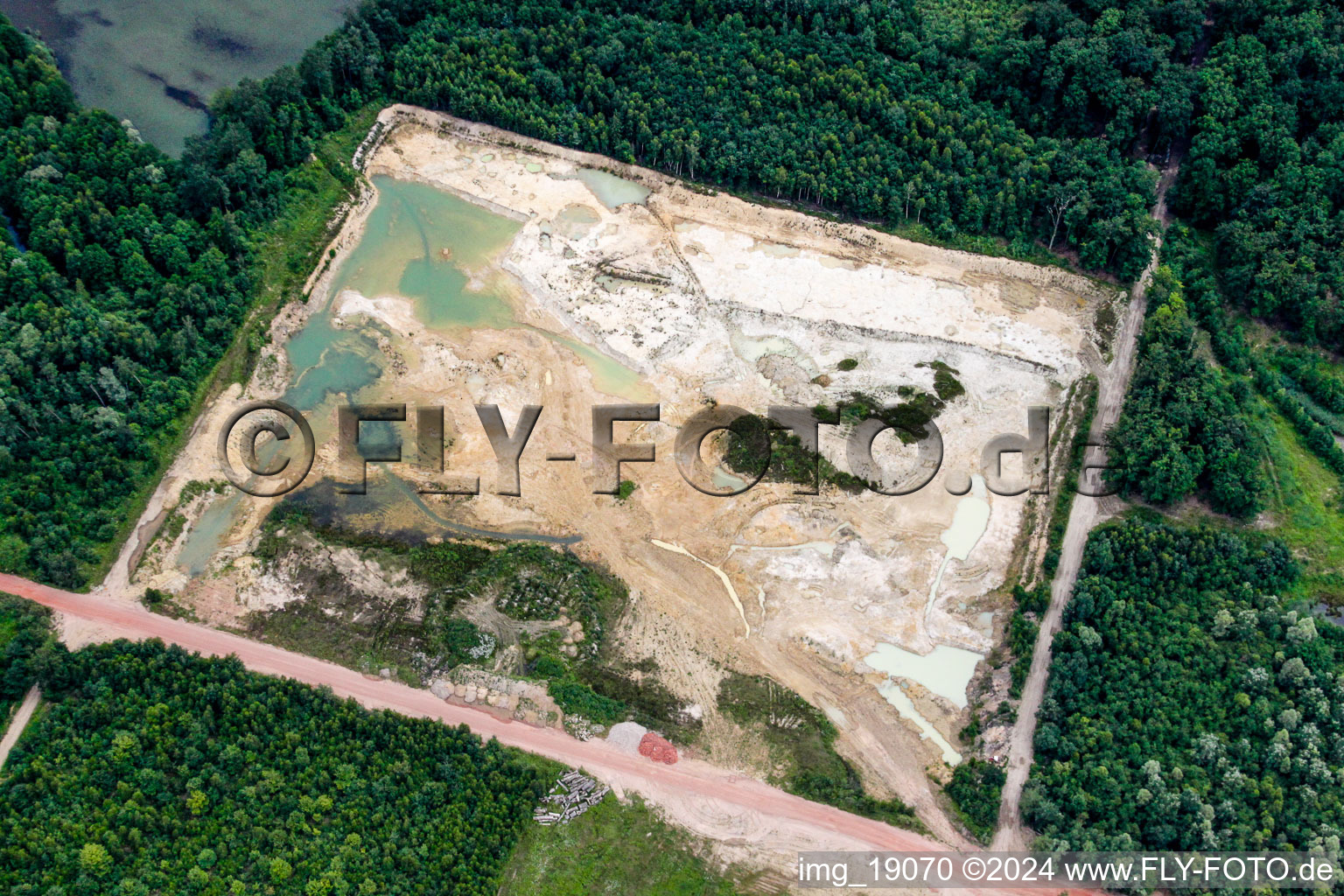 Gelände und Abraum- Flächen des Kies- Tagebau in Kesseldorf in Grand Est im Bundesland Bas-Rhin, Frankreich