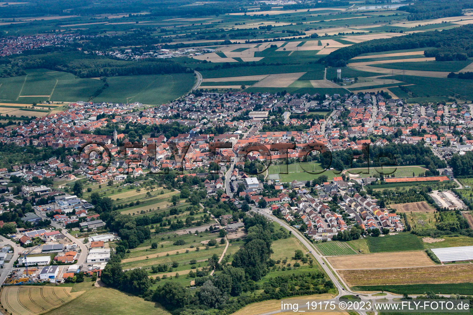 Dettenheim im Bundesland Baden-Württemberg, Deutschland aus der Drohnenperspektive