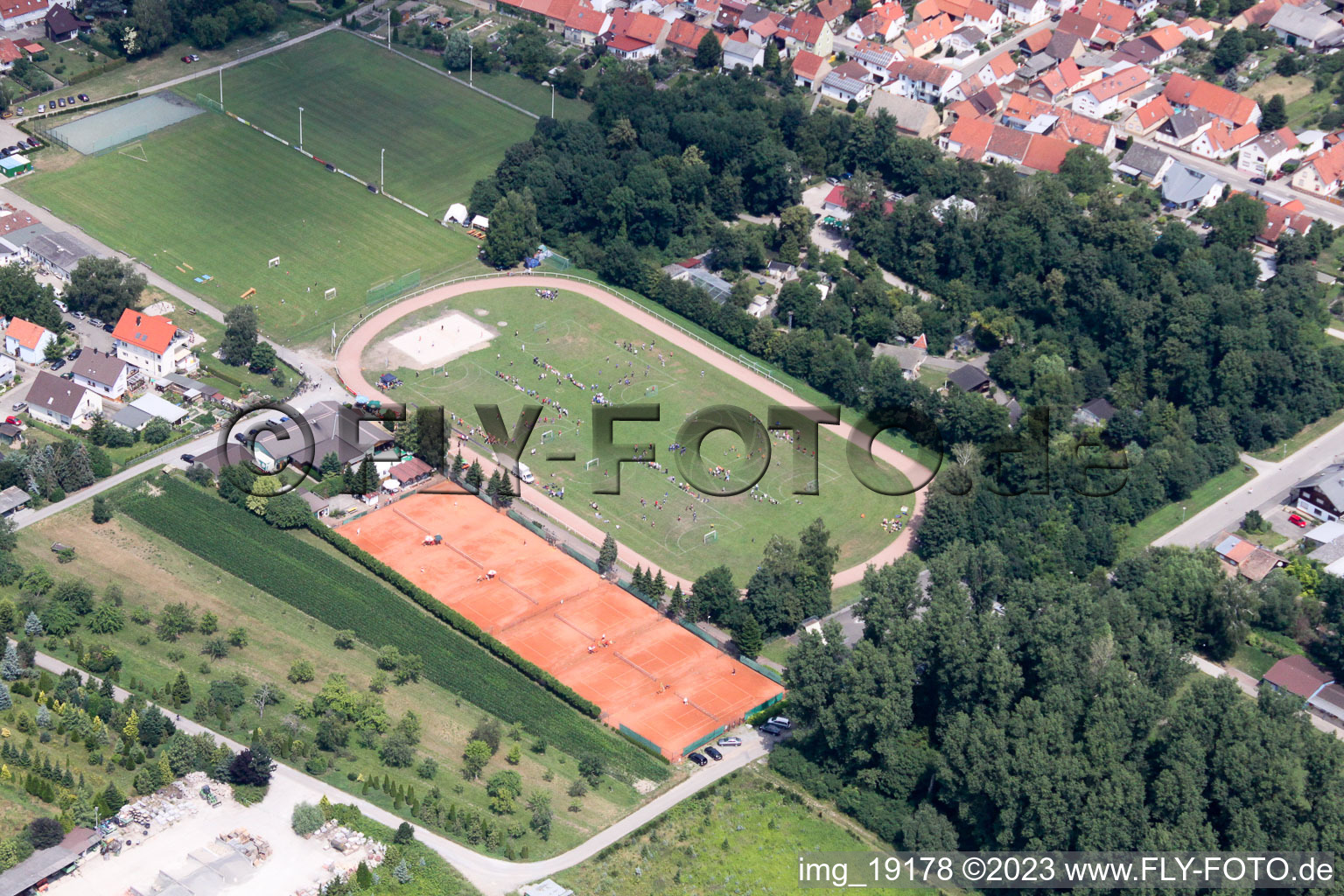 Luftbild von Sportplätze in Dettenheim im Bundesland Baden-Württemberg, Deutschland