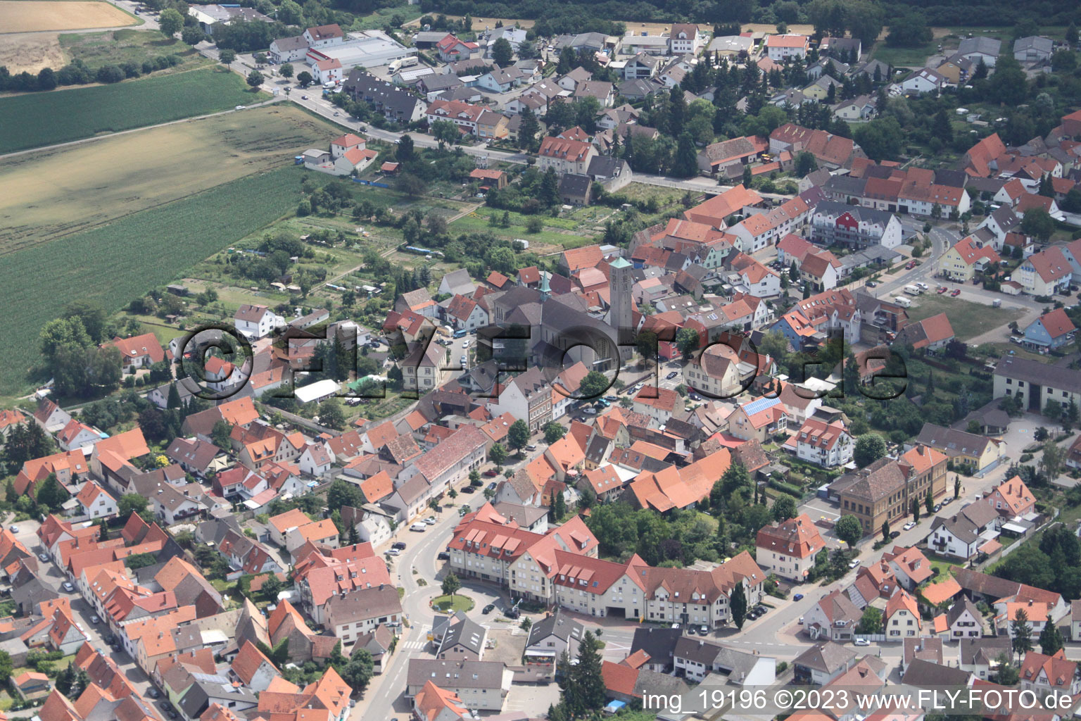 Luftbild von Sankt Leo der Große Kirche im Ortsteil Sankt Leon in St. Leon-Rot im Bundesland Baden-Württemberg, Deutschland