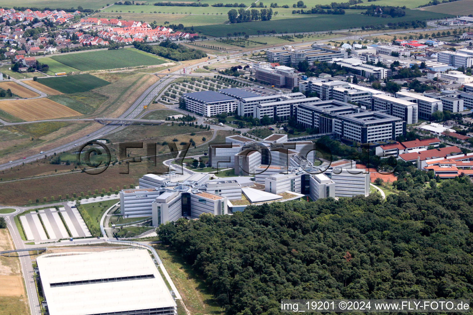 Drohnenaufname von Sternförmige Büro- und Geschäftshäuser der SAP Deutschland SE & Co. KG am Waldrand in Walldorf im Bundesland Baden-Württemberg