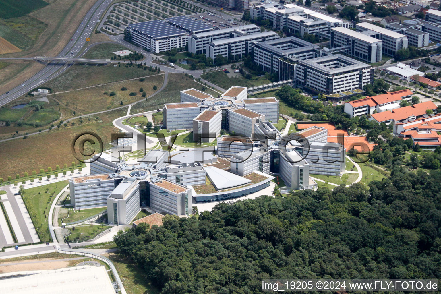Drohnenbild von Sternförmige Büro- und Geschäftshäuser der SAP Deutschland SE & Co. KG am Waldrand in Walldorf im Bundesland Baden-Württemberg