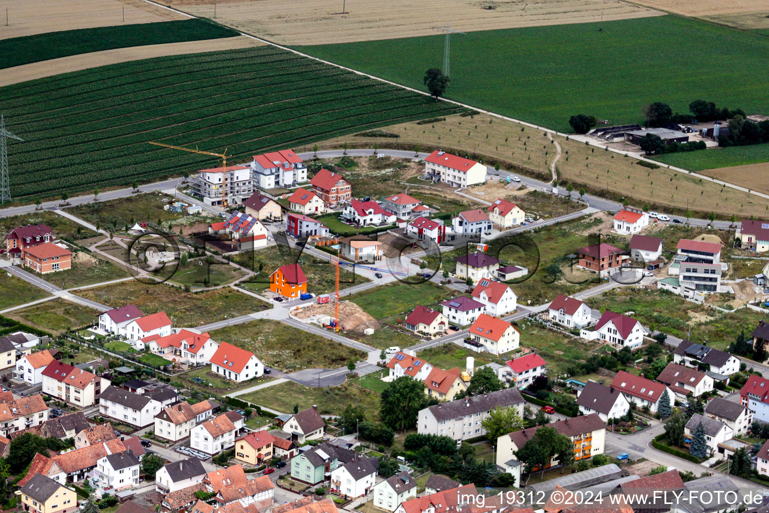 Luftaufnahme von Baustellen zum Neubau- Wohngebiet einer Einfamilienhaus- Siedlung Am Höhenweg in Kandel im Bundesland Rheinland-Pfalz, Deutschland