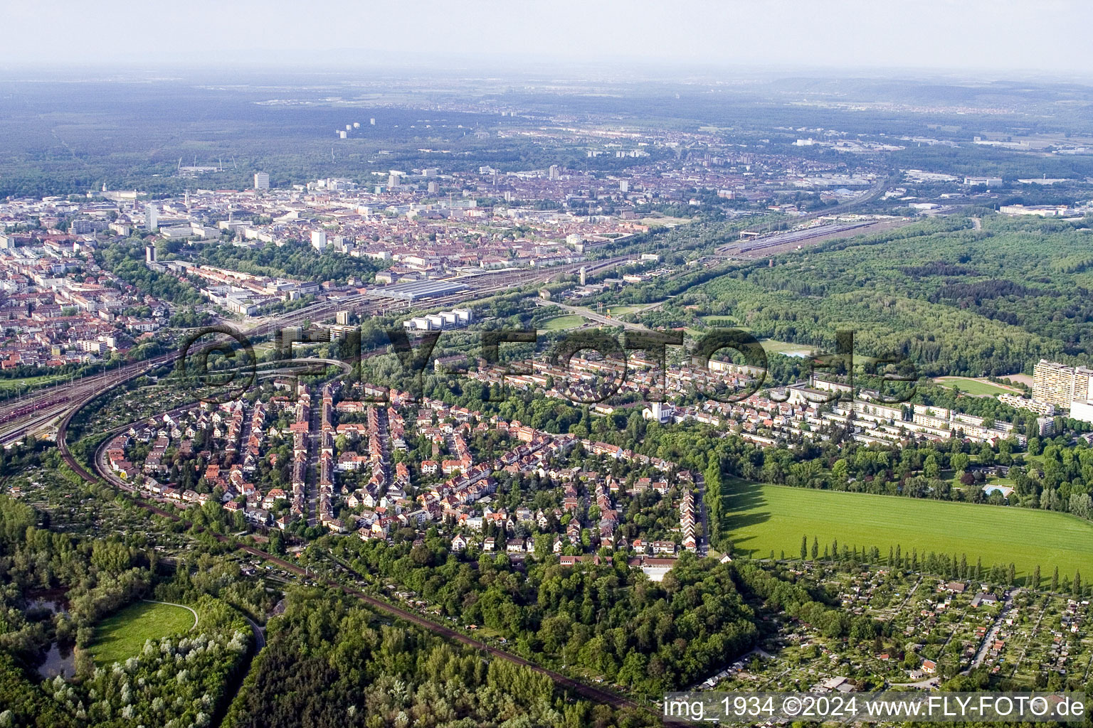 Ortsteil Beiertheim-Bulach in Karlsruhe im Bundesland Baden-Württemberg, Deutschland aus der Luft