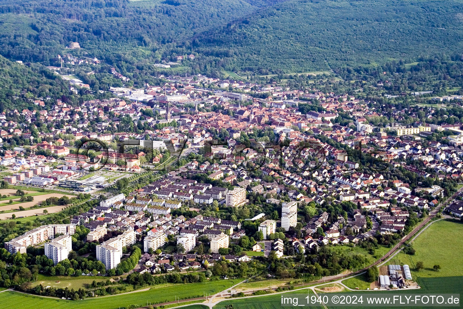 Luftbild von Ortsansicht der Straßen und Häuser der Wohngebiete in Ettlingen im Bundesland Baden-Württemberg, Deutschland