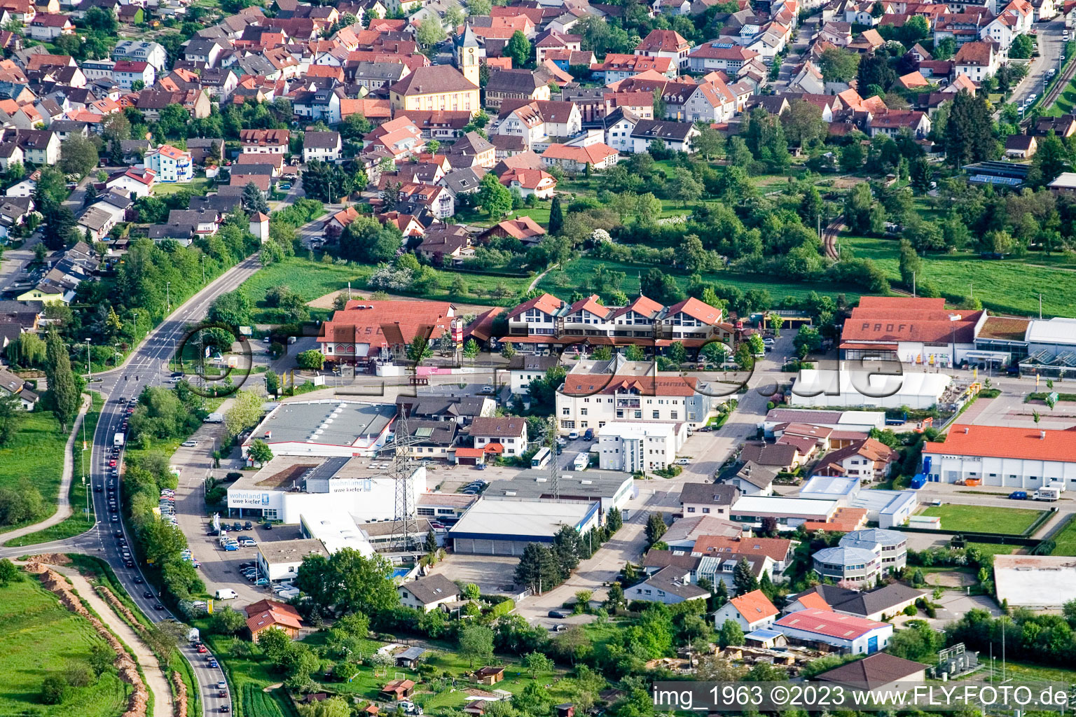 Ortsteil Langensteinbach in Karlsbad im Bundesland Baden-Württemberg, Deutschland von einer Drohne aus