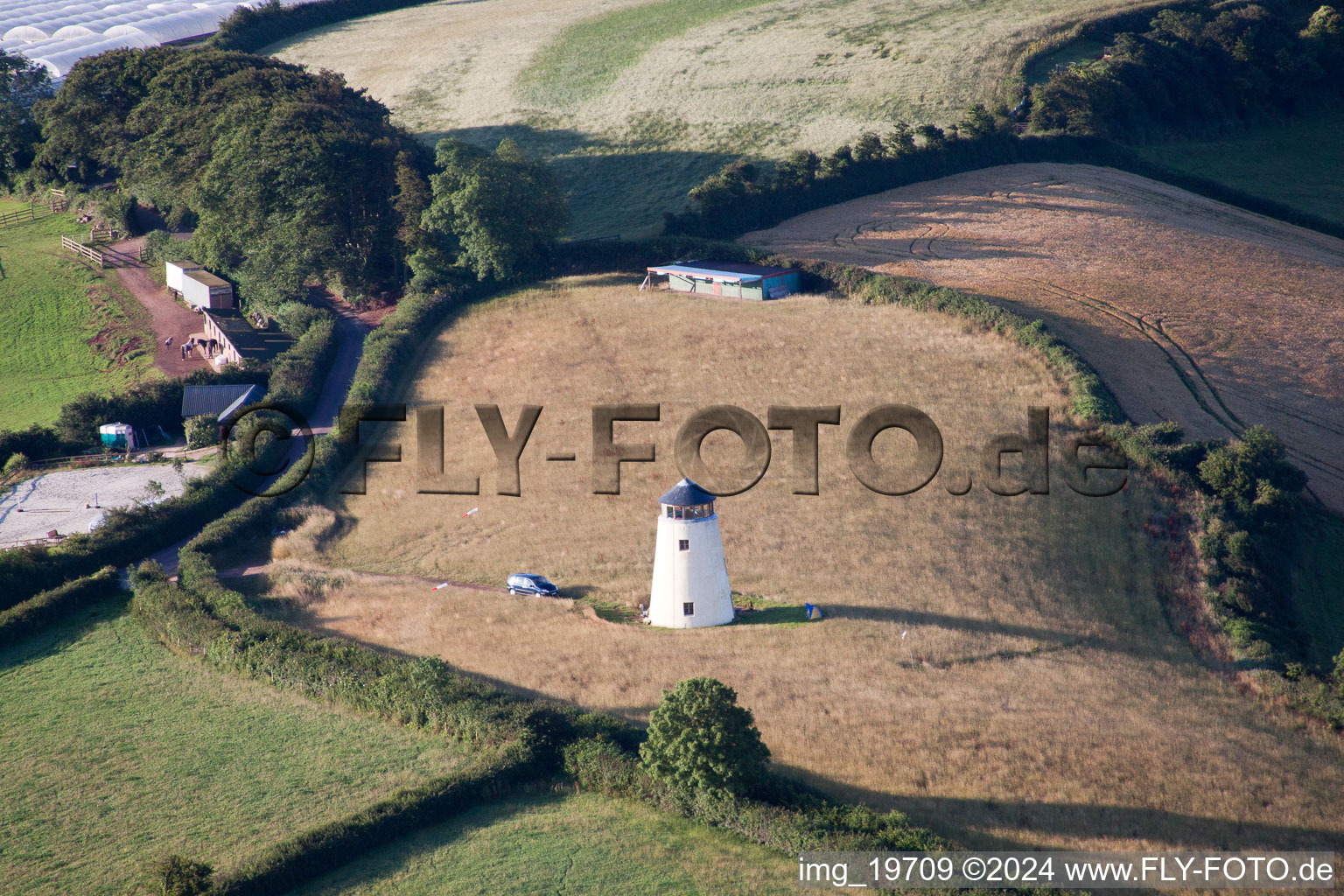 Historische Windmühle als Ferienhaus am Rand von bestellten Feldern in Whilborough in England, Vereinigtes Königreich in Kingskerswell, Großbritanien