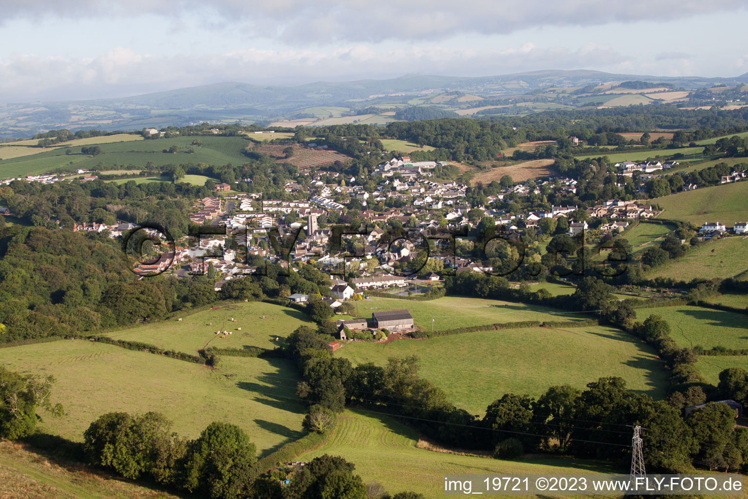 Drohnenbild von Kingskerswell im Bundesland England, Großbritanien