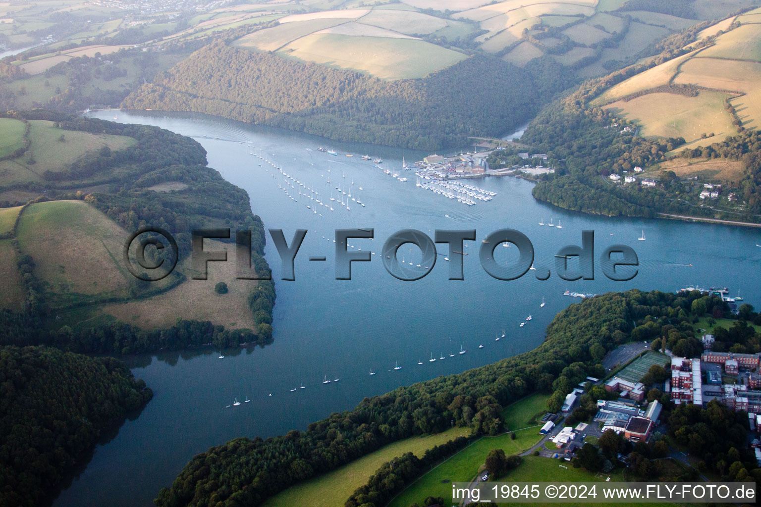 Luftbild von Uferbereiche entlang der Fluß- Mündung des Dart in Dartmouth in England, Vereinigtes Königreich, Großbritanien